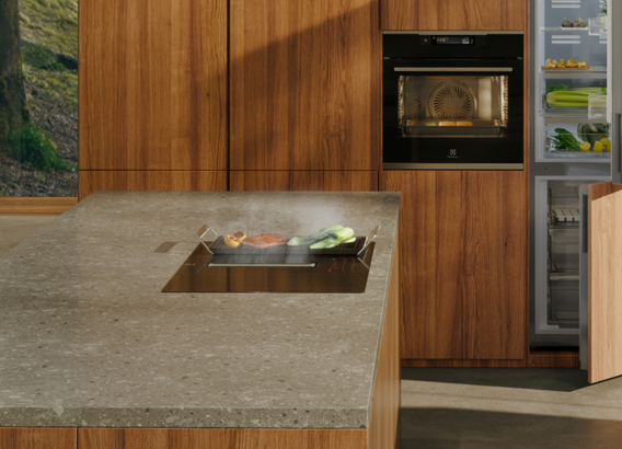 Ploča u drvenoj kuhinji